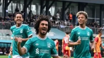 موهبة ليفربول الصاعدة.. حسام حسن يراقب خليفة محمد صلاح مع منتخب الشباب المصري